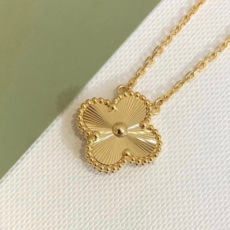 Classic clover pendant necklace