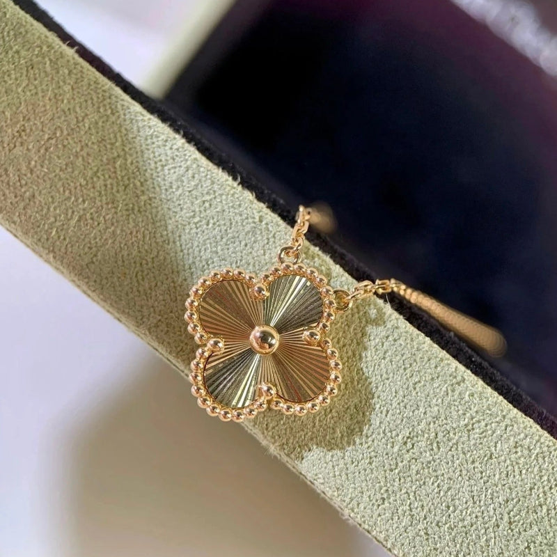 Classic clover pendant necklace