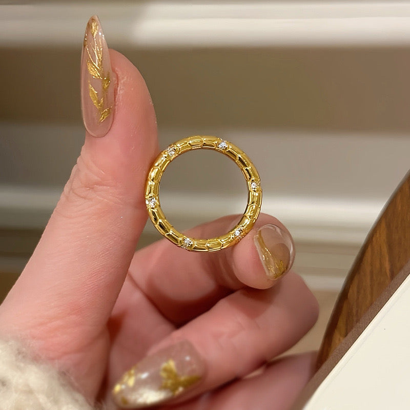 Anillo CrownJewel en plata de ley 925, sencillo y versátil.