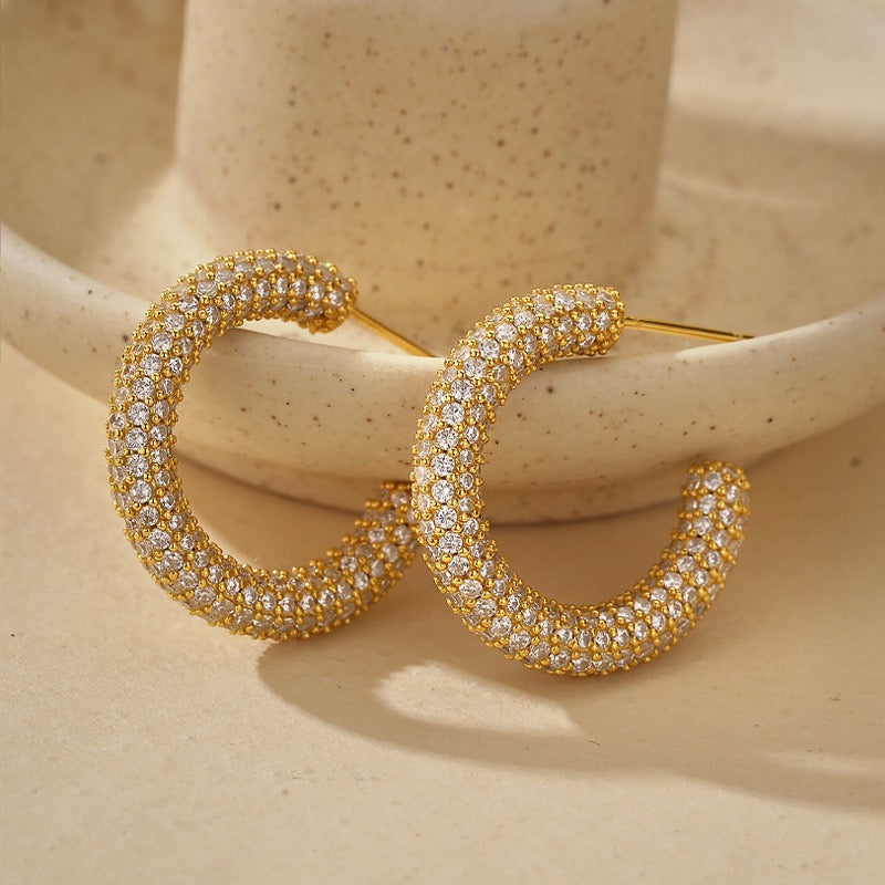 Pendientes geométricos en forma de C con circonitas pavé de 18 quilates bañadas en plata de ley 925 CrownJewel