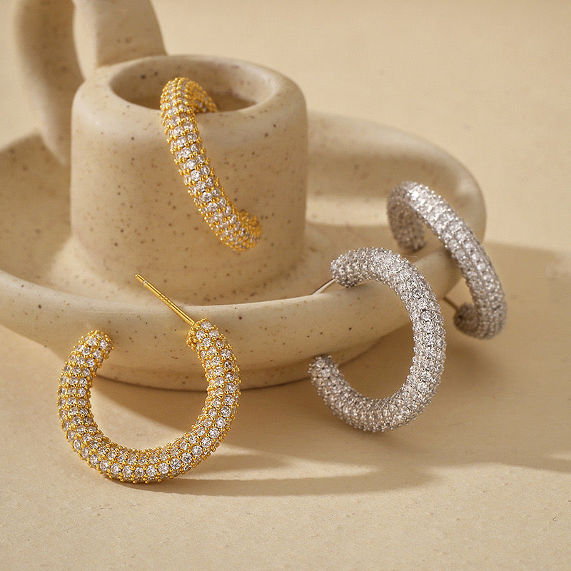 Pendientes geométricos en forma de C con circonitas pavé de 18 quilates bañadas en plata de ley 925 CrownJewel