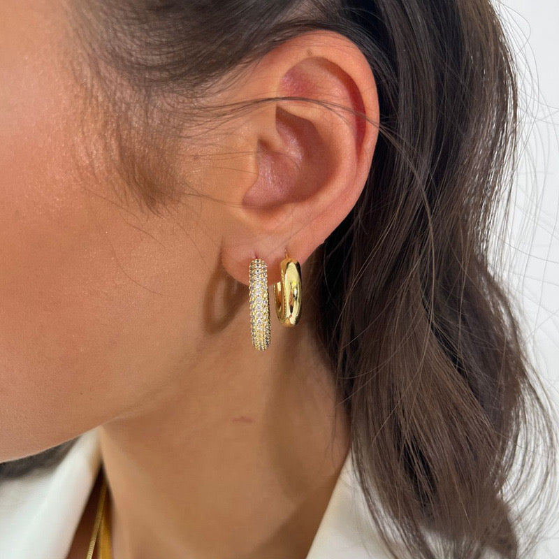 Pendientes geométricos en forma de C con circonitas pavé de 18 quilates bañadas en plata de ley 925 CrownJewel