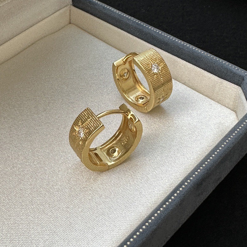 Pendientes CrownJewel de plata de ley 925 con rayas de estrella de seis puntas