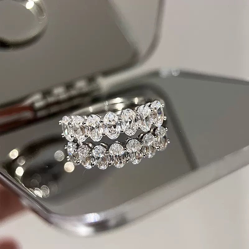 Anillo de plata de ley con hilera ovalada de diamantes de 4 x 6 mm
