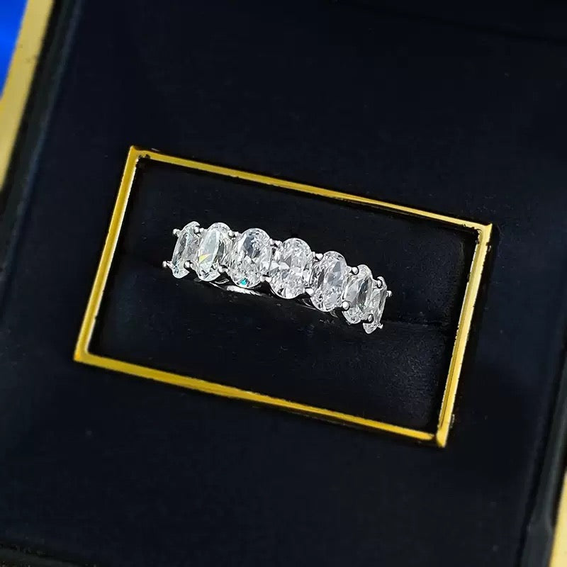 Anillo de plata de ley con hilera ovalada de diamantes de 4 x 6 mm