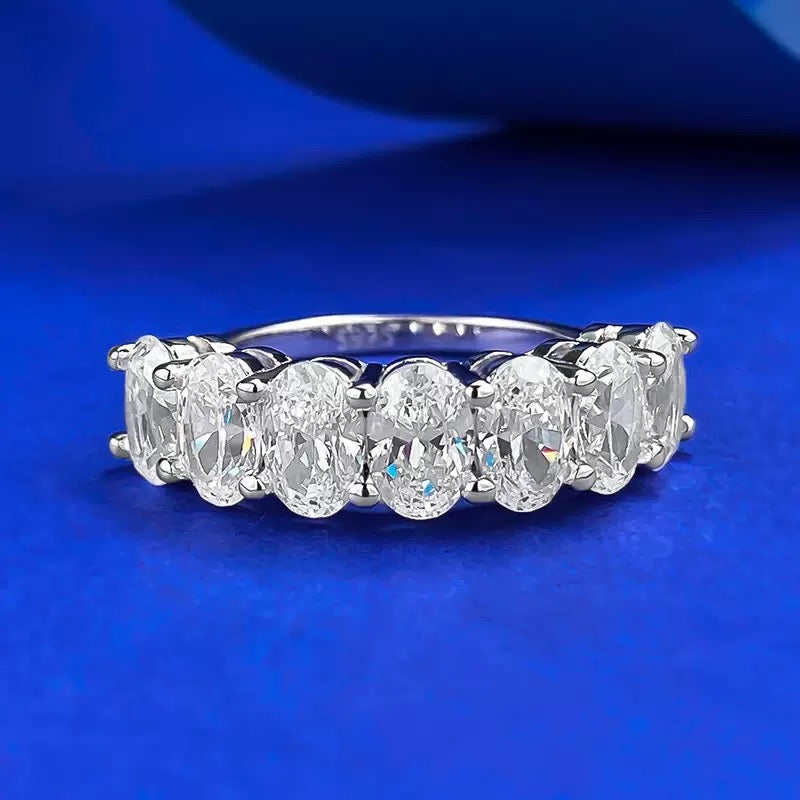 Anillo de plata de ley con hilera ovalada de diamantes de 4 x 6 mm