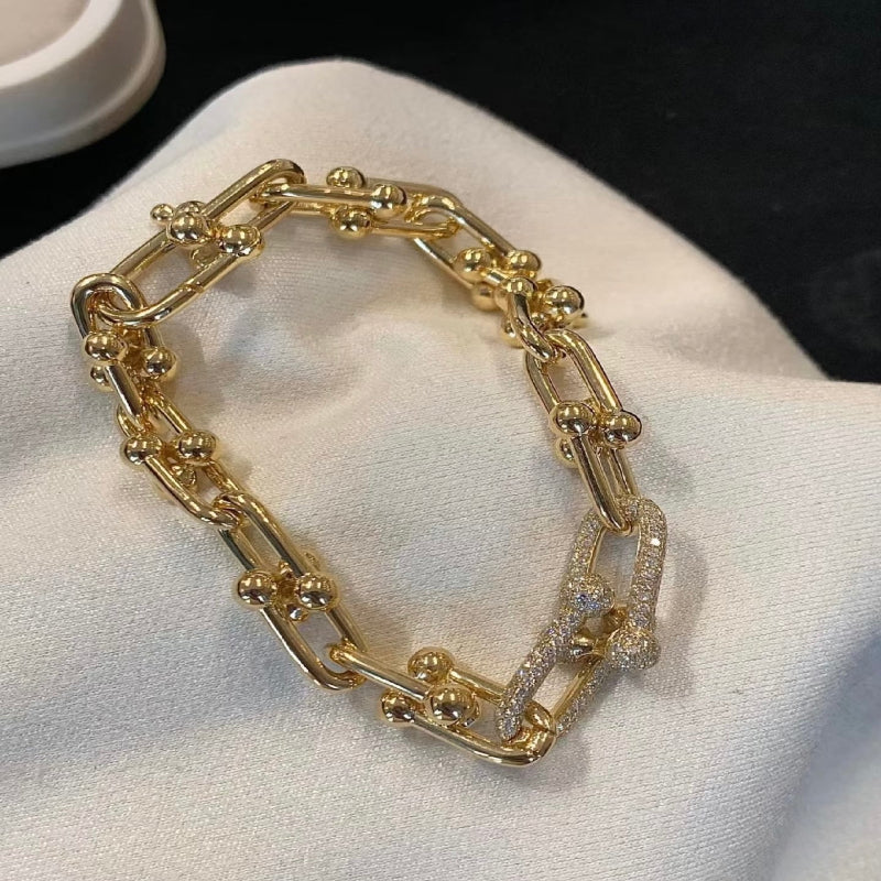 Medium link bracelet with diamond