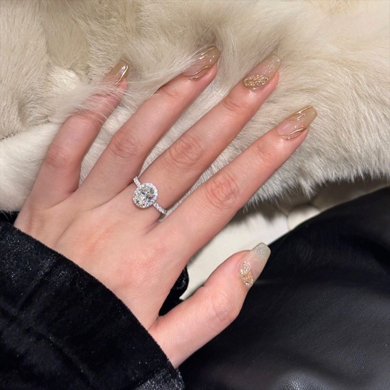 Anillo de diamantes de alto carbono con diseño de huevo de paloma ovalado de plata CrownJewel de 7 x 9 pulgadas