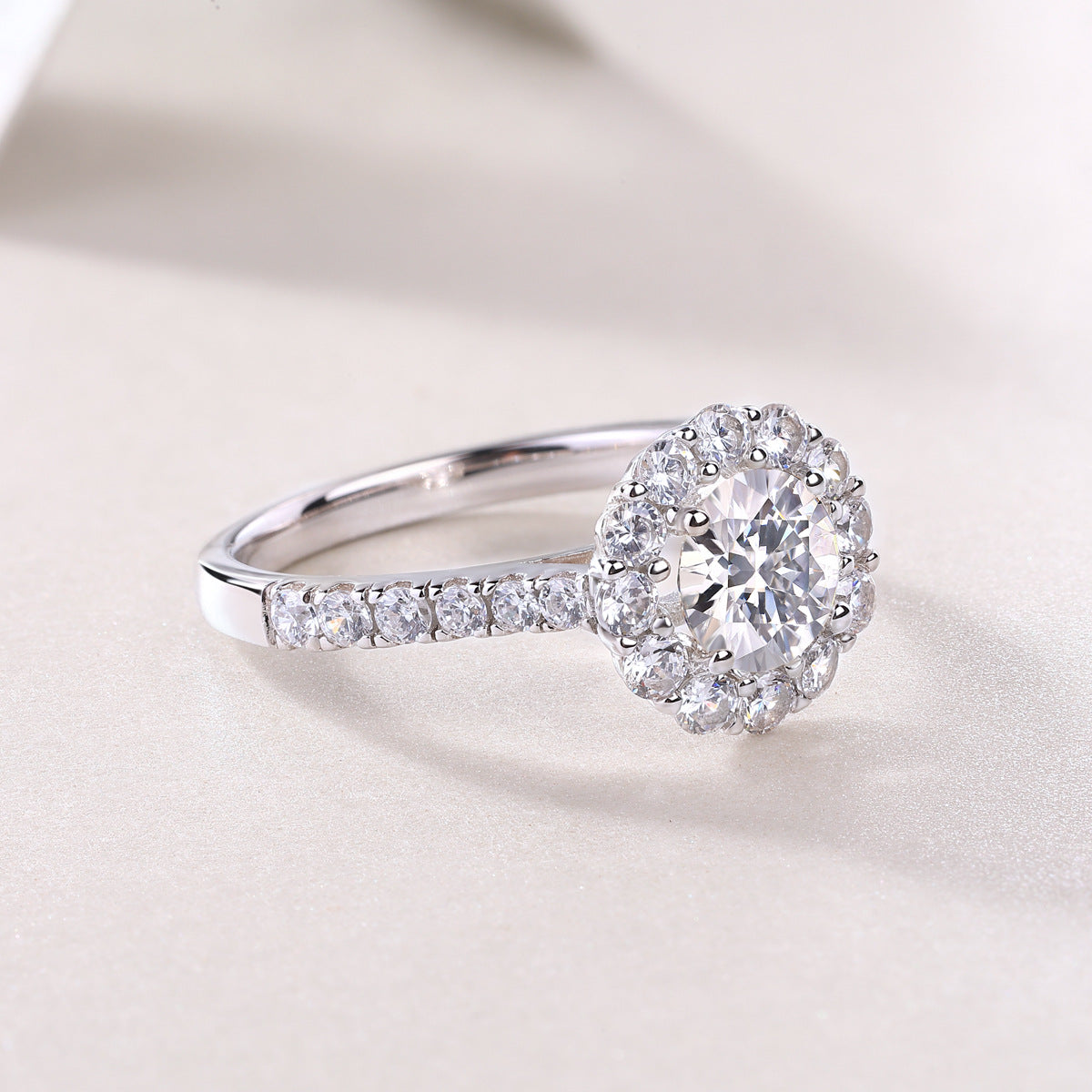Anillo CrownJewel de plata de ley con moissanita y diamantes de 1 quilate