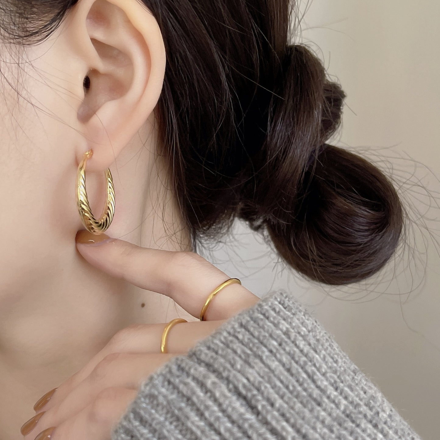 Pendientes minimalistas ondulados CrownJewel de plata de ley