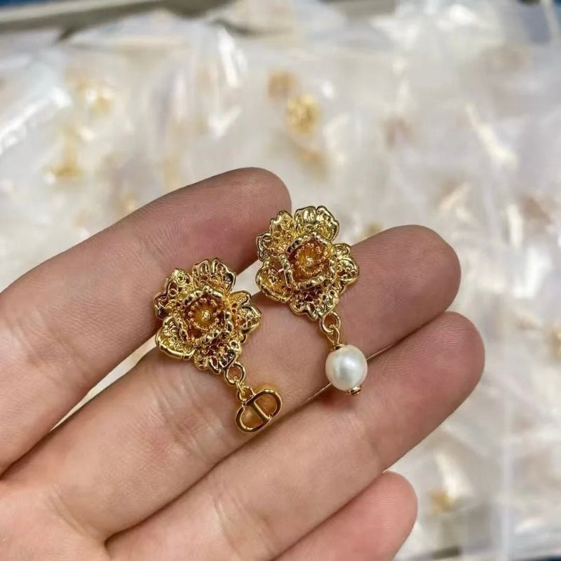 V gold 18k Peony earrings