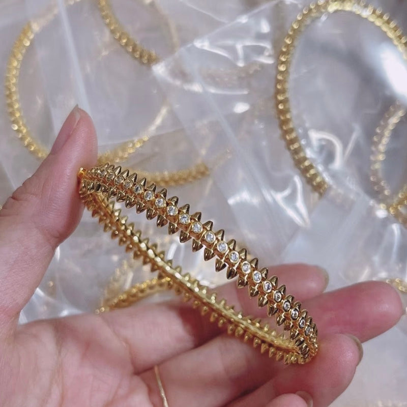 V gold bracelet diamond medium model