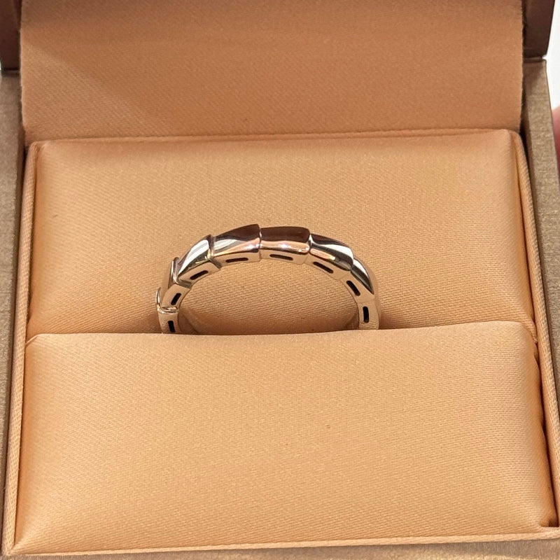 close up of snake scale motif on narrow band ring 4mm width 18K gold