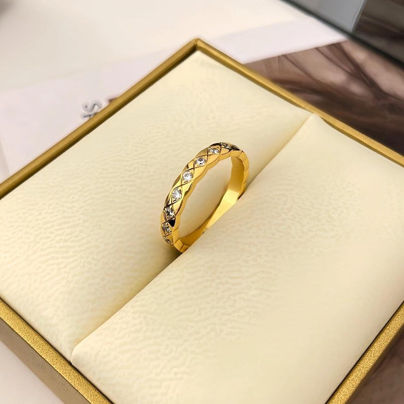 yellow gold COCO quilted diamond ring mini band