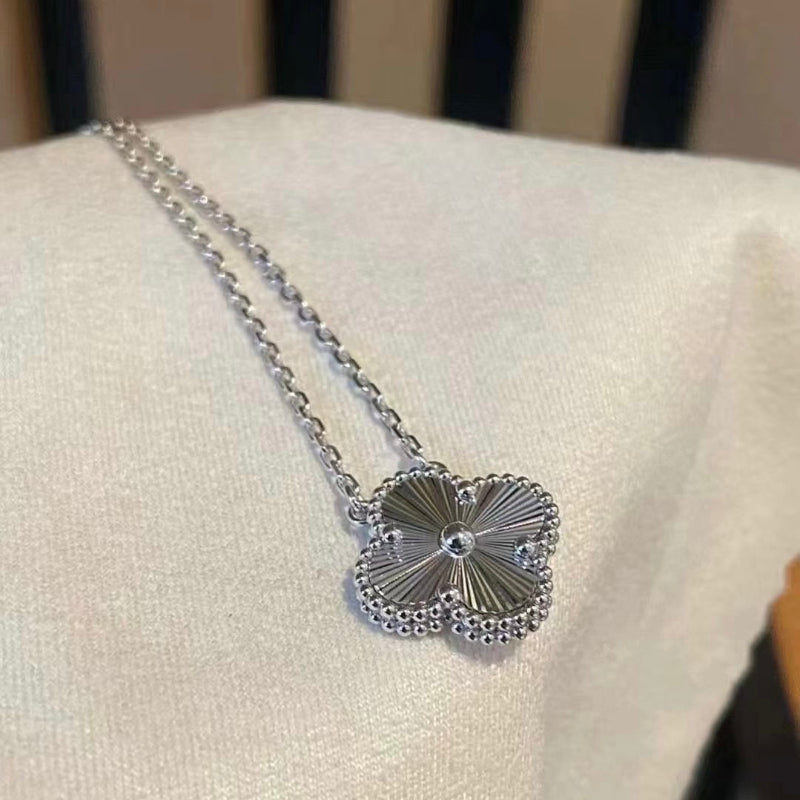 Classic clover pendant necklace