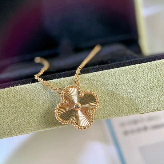 Classic clover pendant necklace