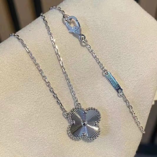 Classic clover pendant necklace