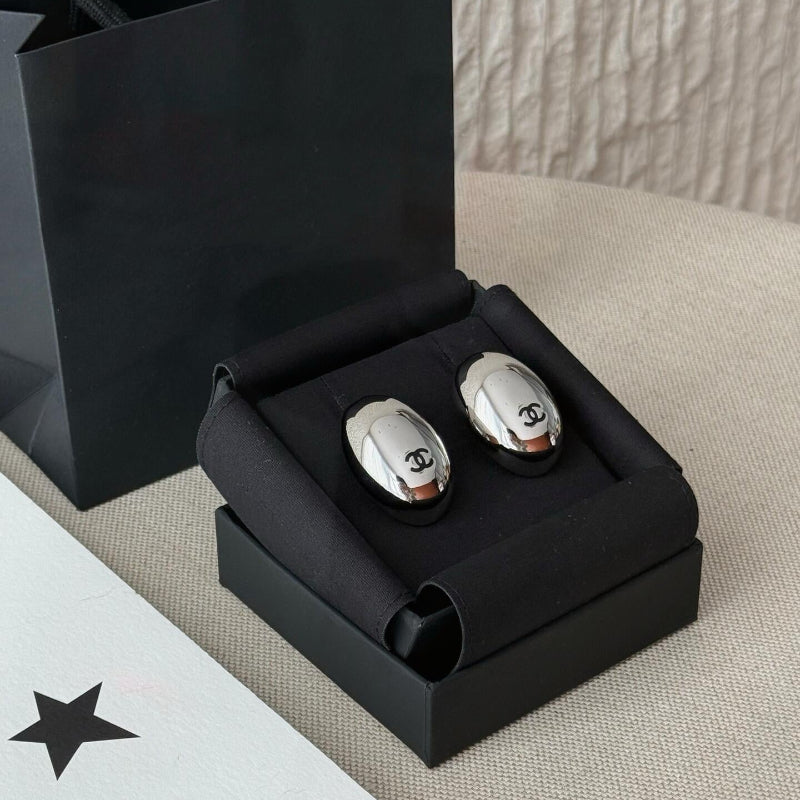 close up of quilted egg-shape pattern on CC logo stud earrings White gold