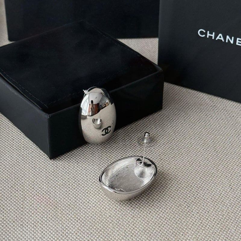 close up of quilted egg-shape pattern on CC logo stud earrings White gold