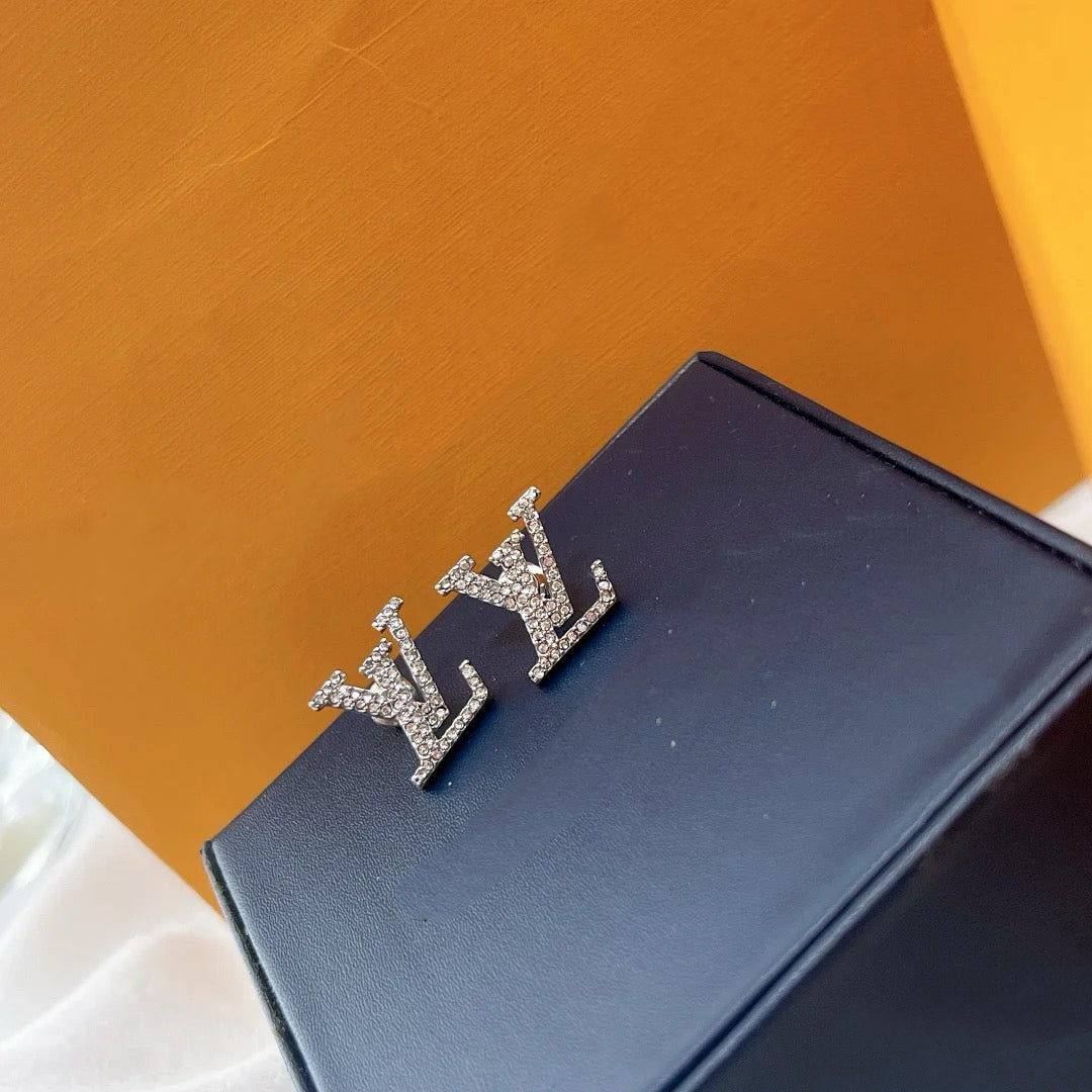 Luxury Diamond Stud Earrings – 18K Gold