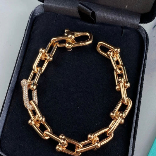 Medium link bracelet with diamond