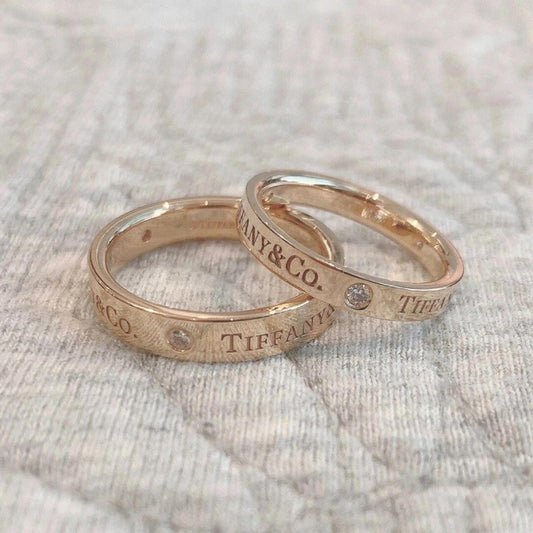 Anillo de diamantes de alta calidad en oro V de 18 quilates