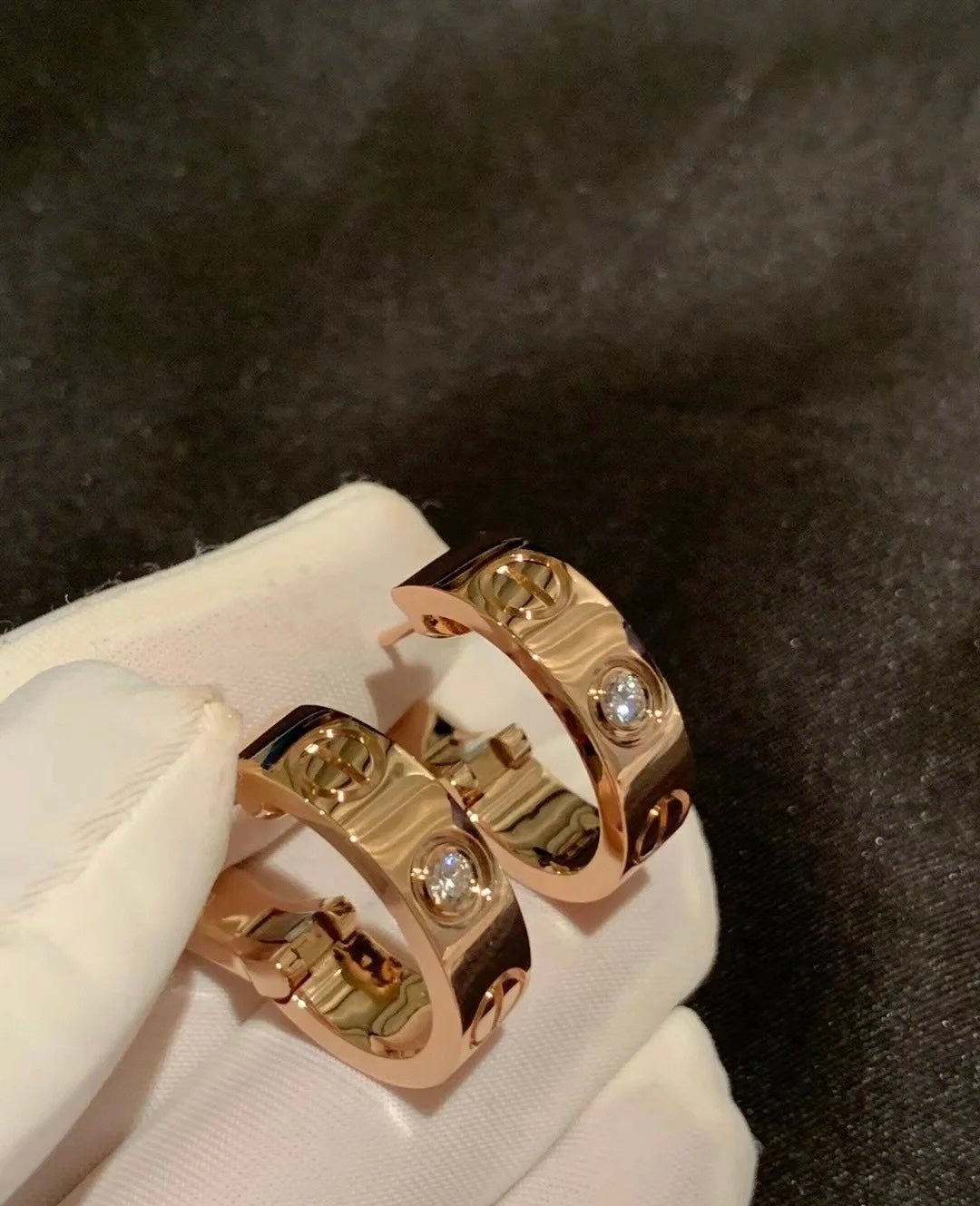 V gold 18K “love” earrings, with diamonds